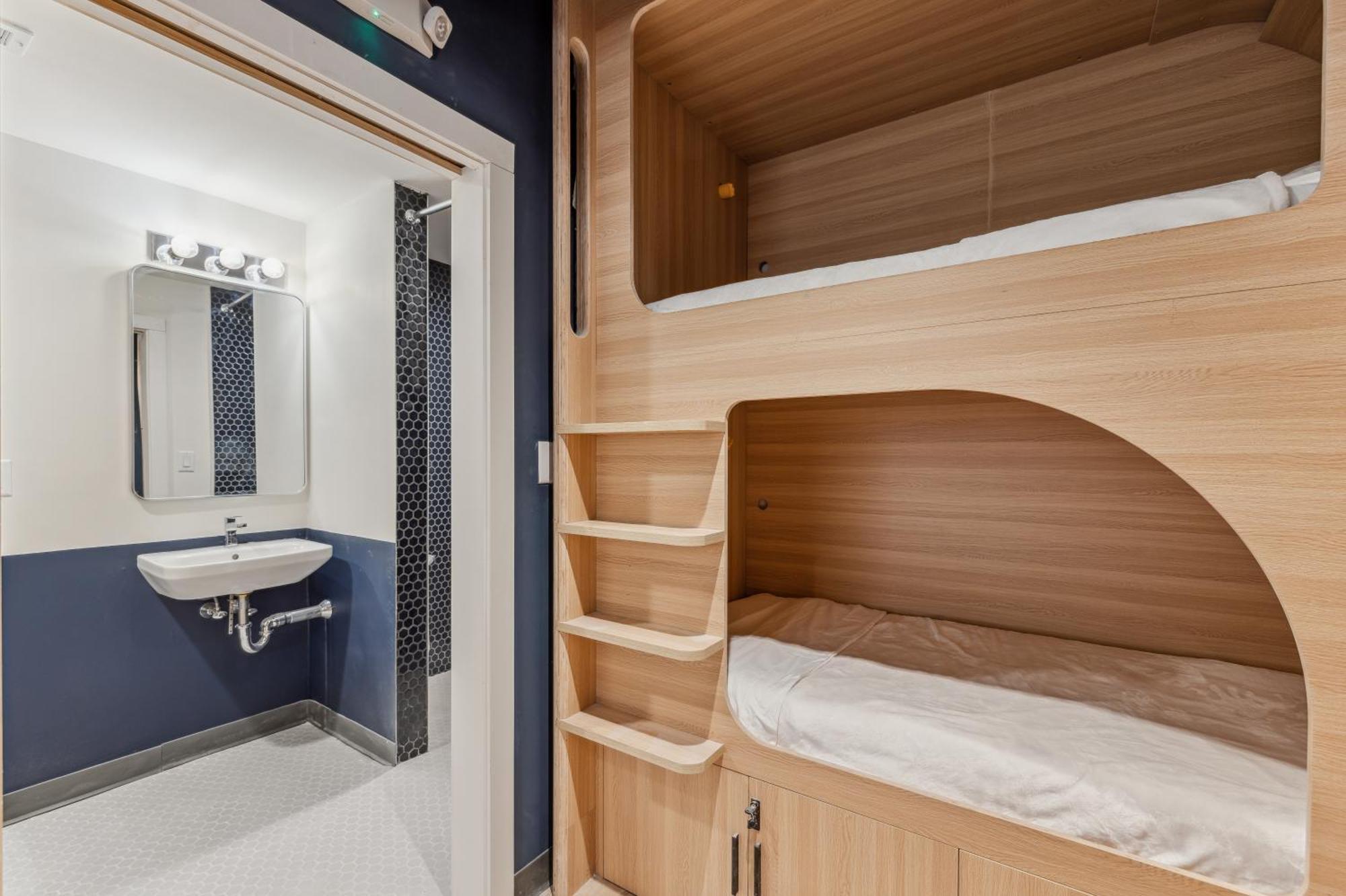 Quadruple Room with Private Bathroom